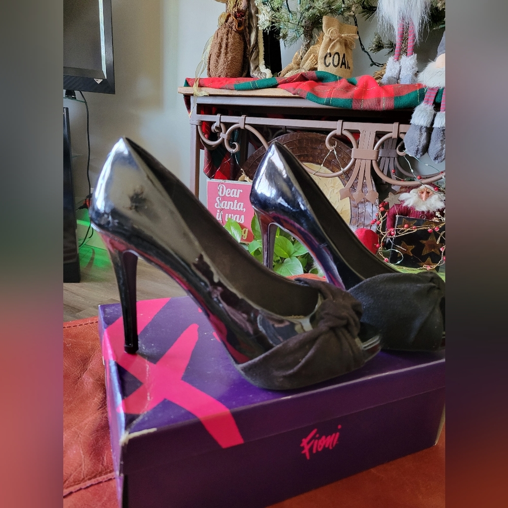 Women's Fioni 3" black patten heels with Kutzie.  Size 7 1/2W